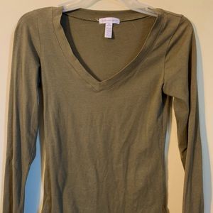 army green v-neck casual long sleeved tee